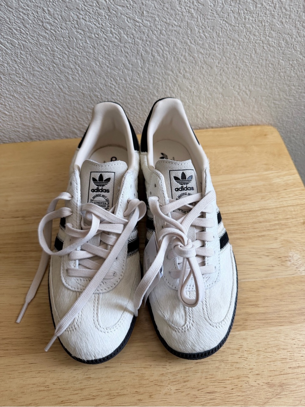 adidas White and Black Samba OG W Sneakers**Faux Fur**